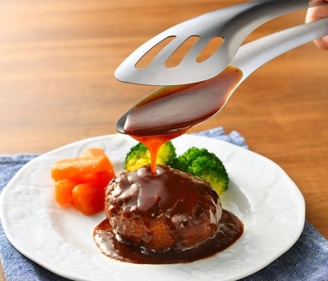 つかんだトングでそのままソースをかけられる