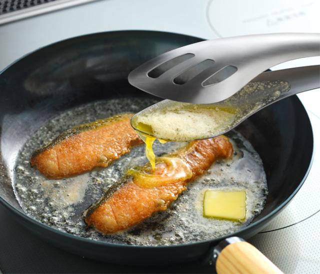 ムニエルのソースの盛り付けに