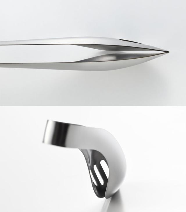 穴の形状、大きさはすくったソースが良く見えかけやすいように設計