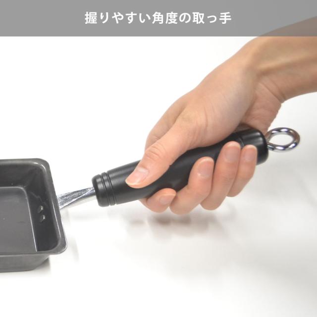 握りやすい角度に調整された取っ手は黒い天然木製