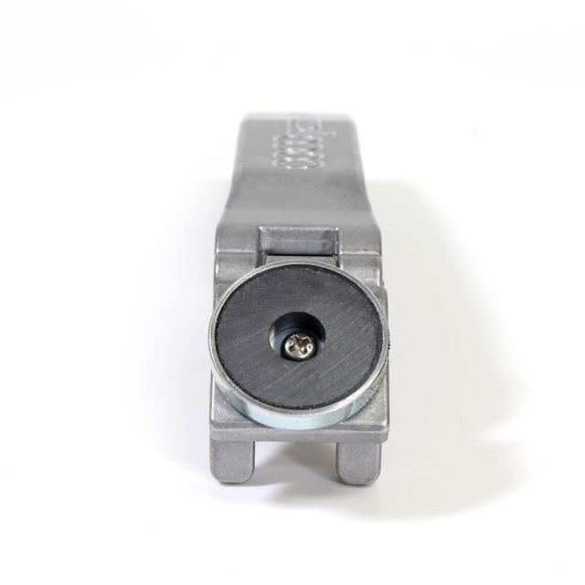 強力なマグネットで、COCOpan鉄鍋24cm(重量1,759g)を持ち上げることが出来ます