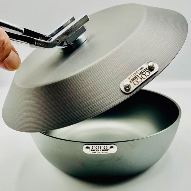 マグネット部分を使用し蓋部を持ち上げることができます