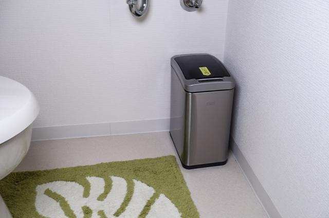 スリムな縦開きでトイレなど狭い場所にも置けます