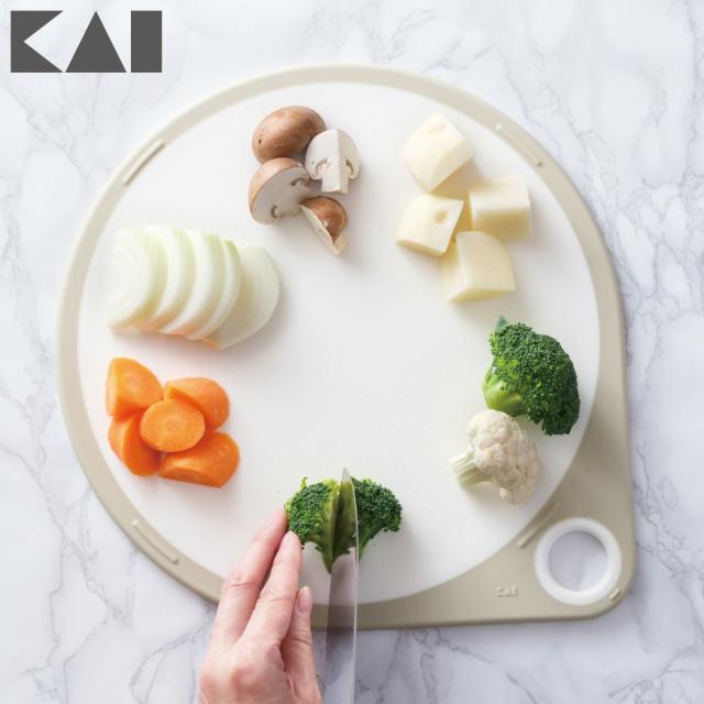 奥行きたっぷり、ひろい作業スペースが魅力のまるいまな板