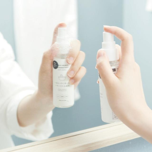 鏡の汚れが気になる部分にスプレーしてクロス等でこすってふき取り