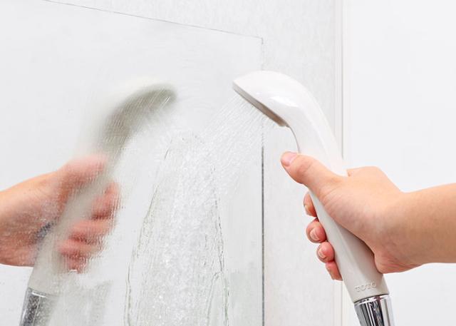 鱗状痕を落としながら、鏡に傷が付きにくい処方