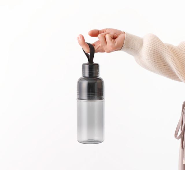 ガラスのような透明度を持ち、軽くて割れにくい高品質な樹脂素材を採用