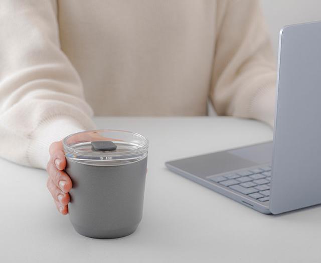 プラグは回転式で、簡単に開け閉めでき、仕事中や本を片手にリラックスしている時も、スマートにドリンクを愉しめます