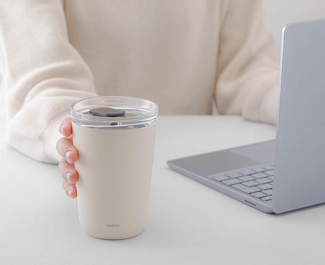 プラグは回転式で、簡単に開け閉めでき、仕事中や本を片手にリラックスしている時も、スマートにドリンクを愉しめます