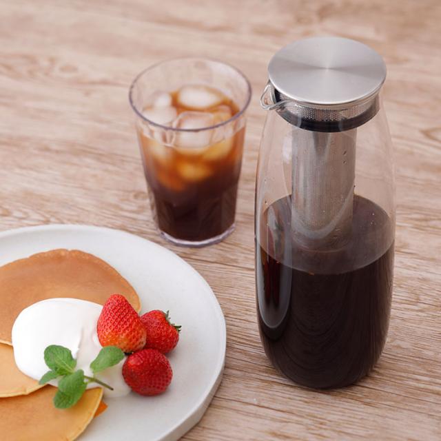 注ぐたびに開け閉めする必要がなく、氷やレモンなどを留めながら注げる構造