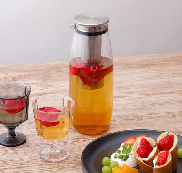 細かいメッシュストレーナーに茶葉を入れて水を注ぐだけ