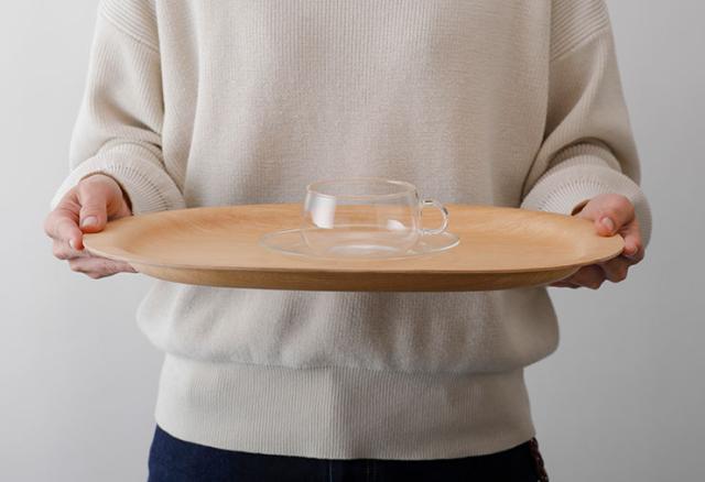 プライウッドと呼ばれる製法で作られた軽くて丈夫なトレイ
