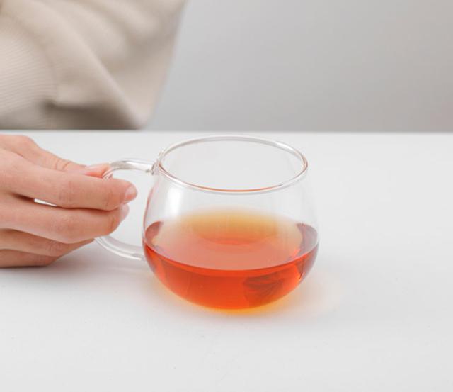 すべての指でしっかりと握ることができる、ゆったりとしたハンドル