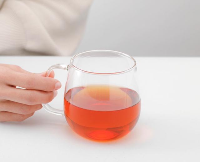 すべての指でしっかりと握ることができる、ゆったりとしたハンドル