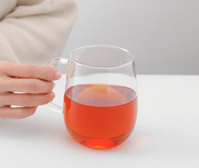 すべての指でしっかりと握ることができる、ゆったりとしたハンドル