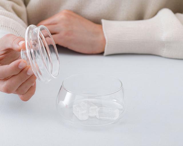 親しみやすいゆったりとしたフォルムの耐熱ガラス製シュガーポット