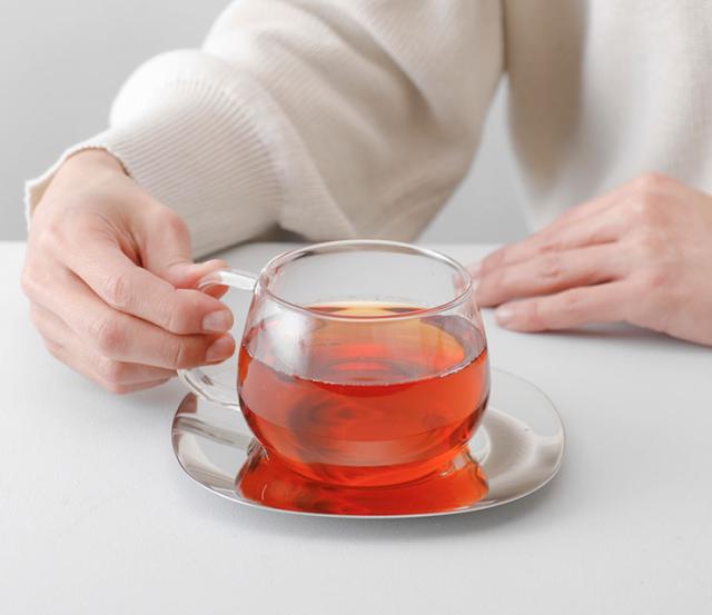 すべての指でしっかりと握ることができる、ゆったりとしたハンドル