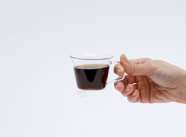 少しだけ外側に傾斜した口部は自然な口当たり