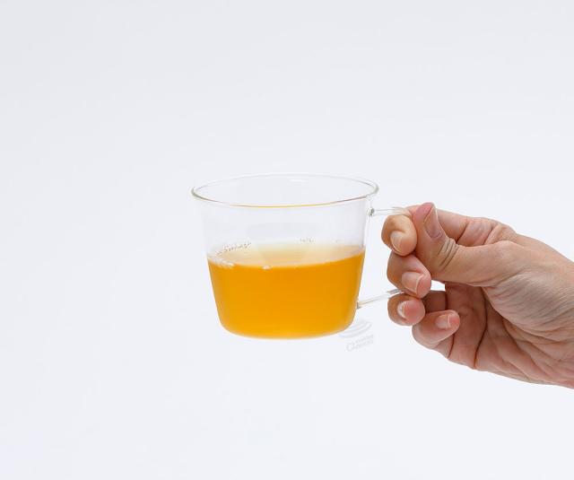 少しだけ外側に傾斜した口部は自然な口当たり