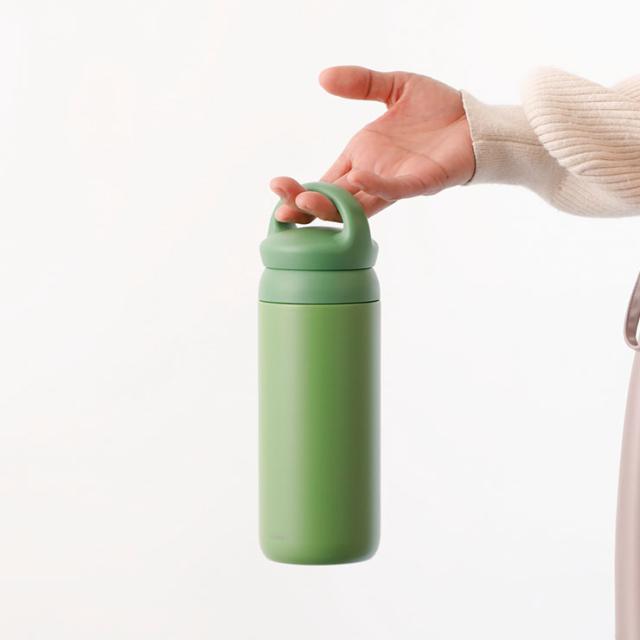 握りやすい丸みのあるハンドルによって持ち運びがしやすく、散歩や遠出に携帯したくなるデザイン