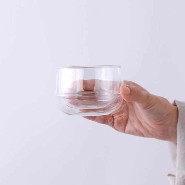 安定感があるフォルムで指を掛けて持ちやすい