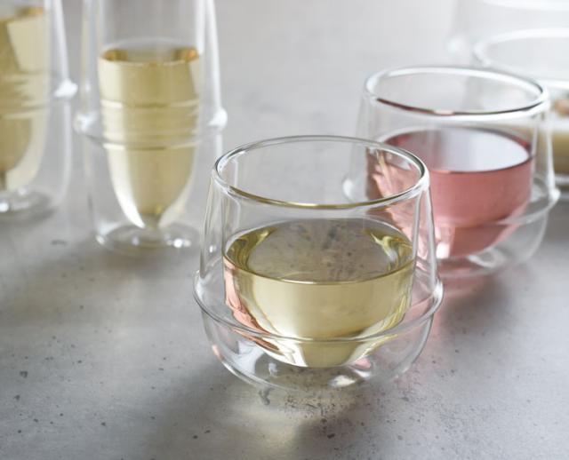 冷たいものを入れても表面に水滴がつきにくく、テーブルを濡らすことがありません