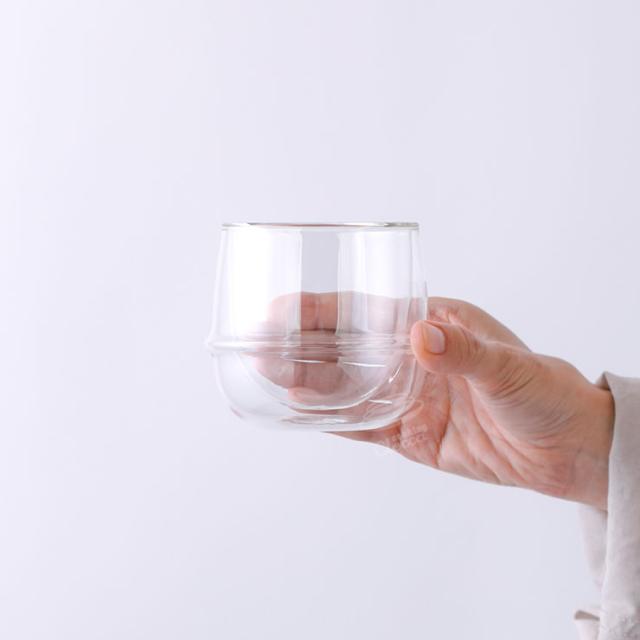 安定感があるフォルムで指を掛けて持ちやすい