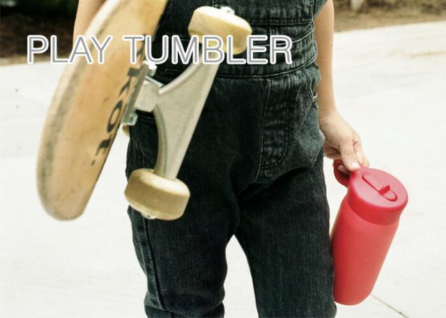 青空の下で元気に遊ぶ子供たちに向けたPLAY TUMBLER