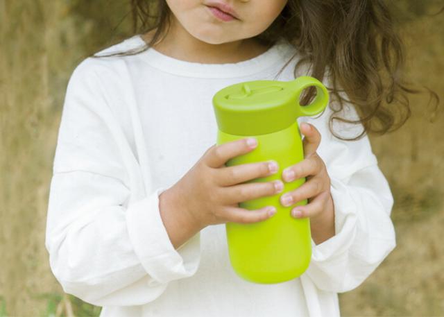 ハンドルリング付ストロー水筒,親子で使えるデザイン