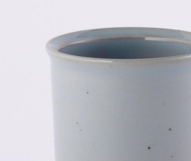 アースグレーの器は、環境に配慮した鉄粉入陶土で作られています