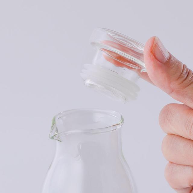 広めの口部はスパイスやハーブが出し入れしやすい