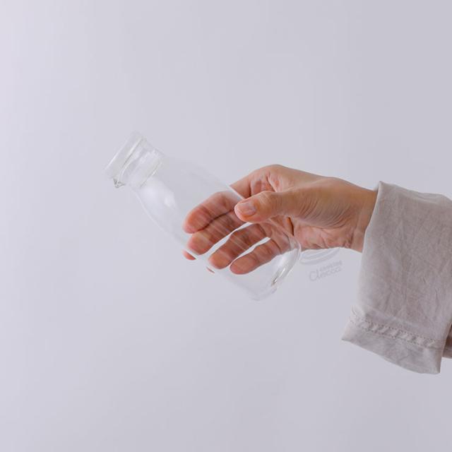 クリアで有機的な丸みのあるガラスボトル