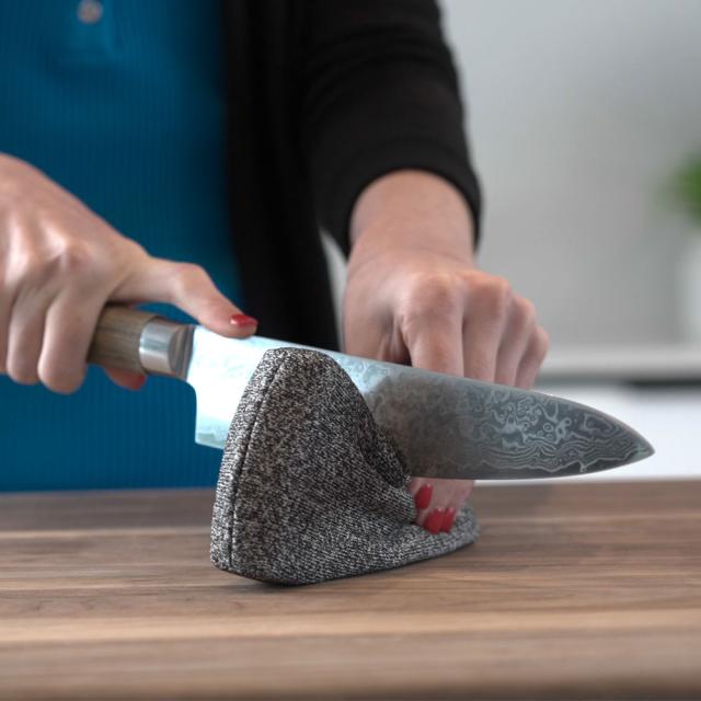 ナイフのような鋭利なものにぶつかると生地がたわむように織られており、非常に切りにくいのが特徴