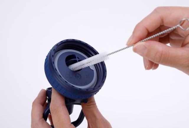 飲み口部分など細かい箇所を洗える専用ブラシ付き