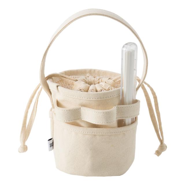 前に2つ、後ろに1つのポケットと、お箸やスプーンをホールドするベルト付き