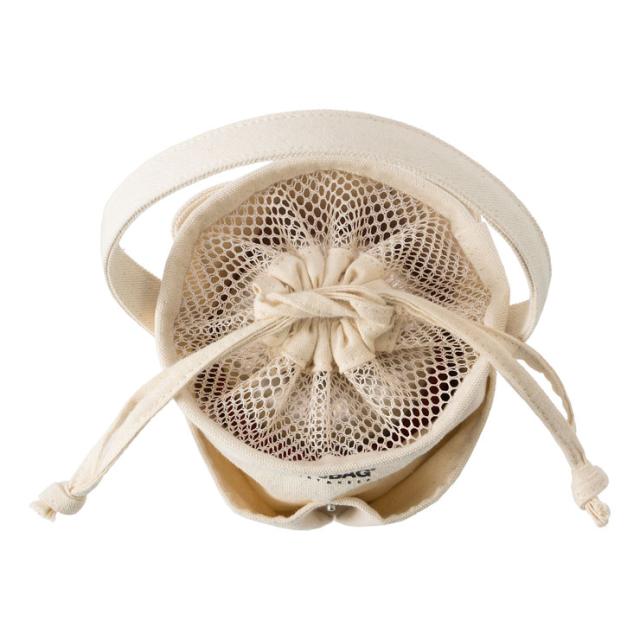 バッグの開閉部はメッシュの巾着