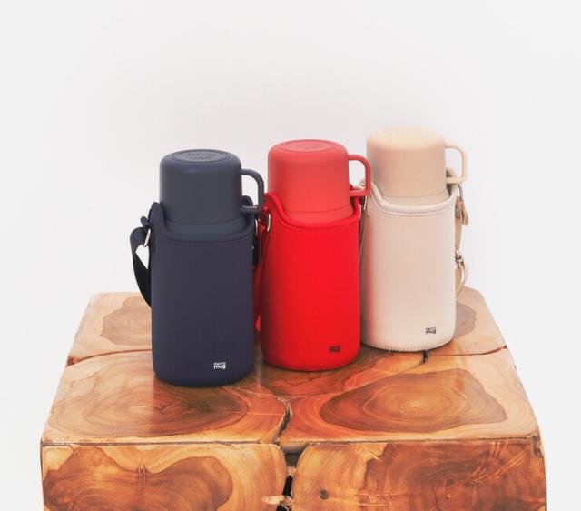 容量は0.5L,ワンタッチ式の注ぎ口