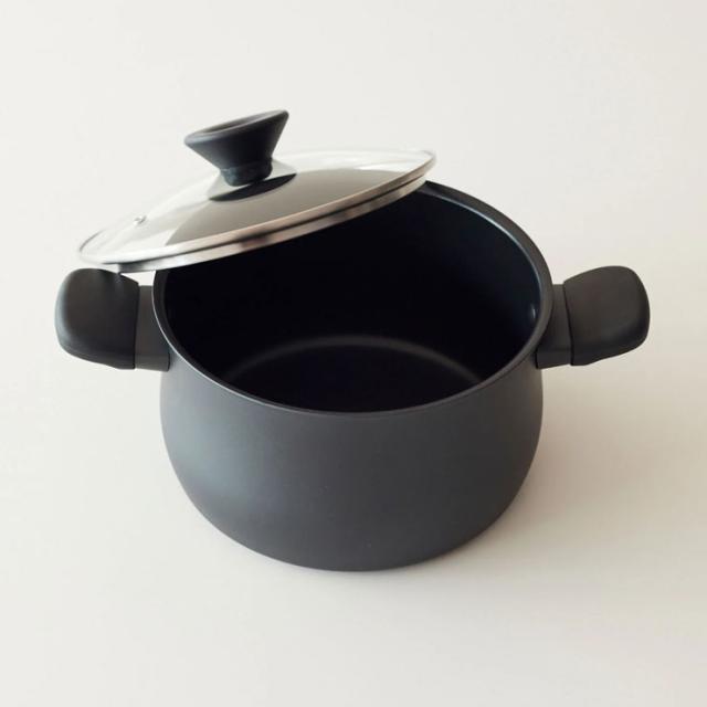 持ち手の上面がフラットで重ねて収納できるガラス蓋