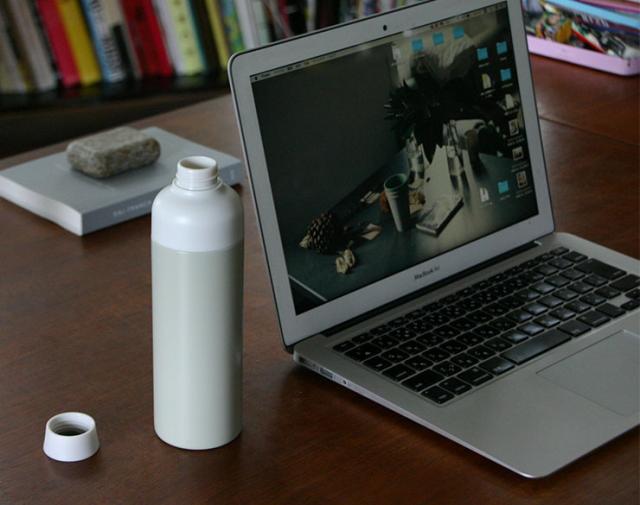 飲み口は小さく、「ながら飲み」がしやすい形状