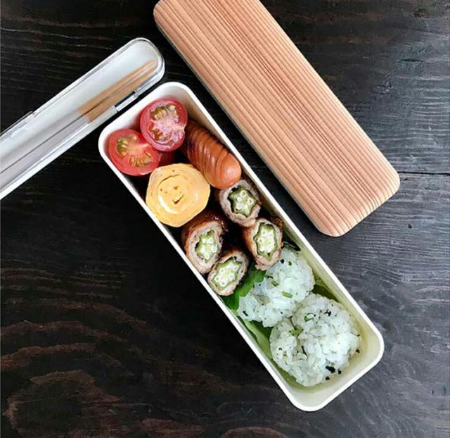 容量は400ml,仕切り付きでご飯とおかずを分けて盛り付けできます