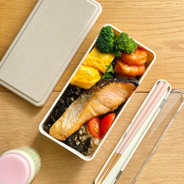 中蓋付きで汁もれしにくく、付属のゴムバンドでしっかり固定して、安心して持ち運び