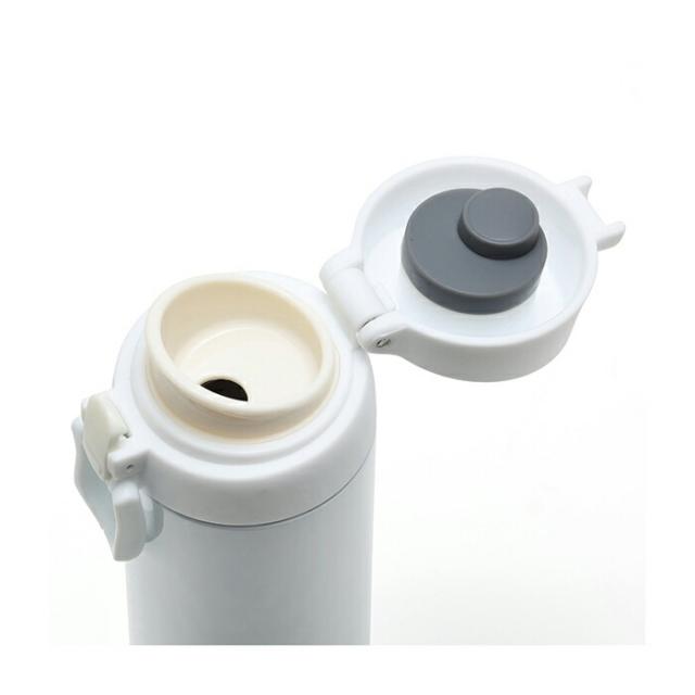 細めのボディなので手に持ちやすい