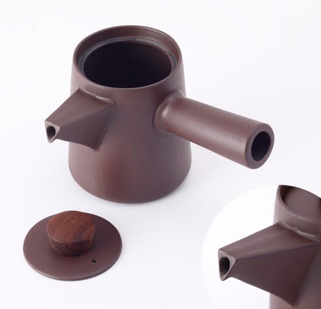 湯口とハンドルに5度の傾きをつけることで、手首の負担を軽減し快適に注ぐことができます