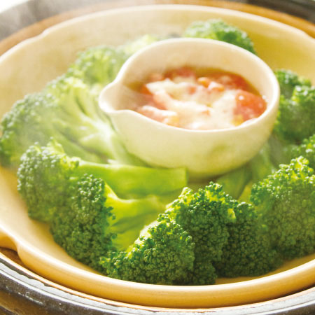 肉や魚の余分な脂を落とし、ヘルシーに蒸し上げます