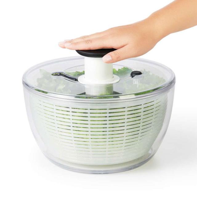 片手でノブを押すだけでカゴが回転して簡単に野菜の水切りができます