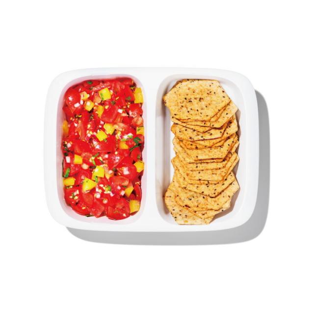 2つの独立して仕切られた容器で、さまざまな食材を持ち運び&保存