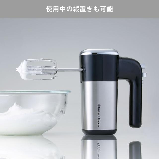 本体底面がフラットで自立するため、使用中にもテーブルに縦置き可能