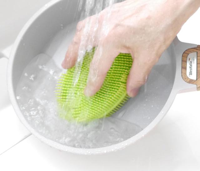 フライパンや調理器具の予洗いに