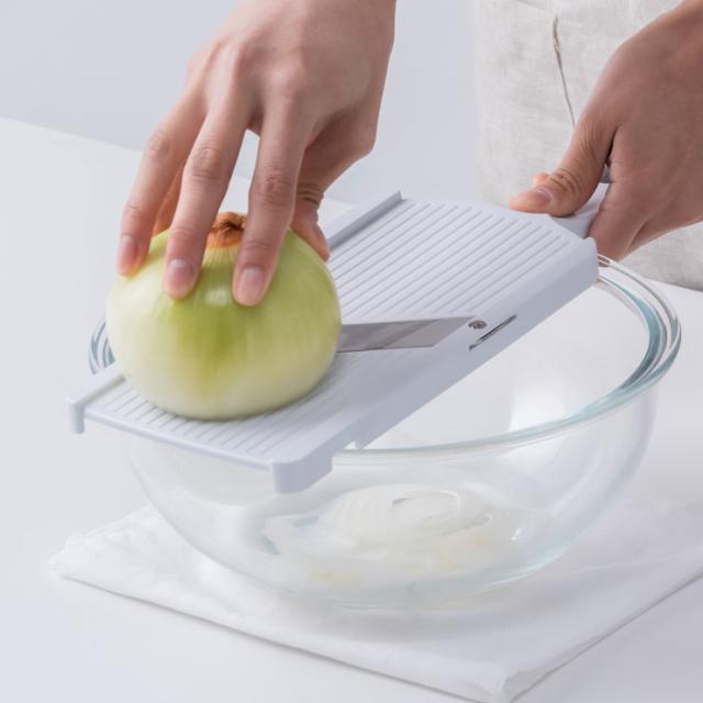 玉ねぎやショウガなど様々な食材をスライス