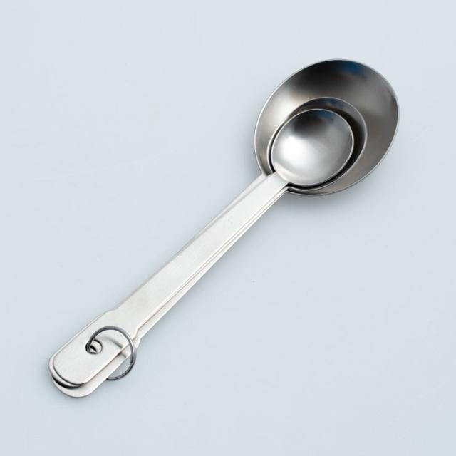 金属リングが付いているので、壁に掛けたり、まとめて収納できるので大変便利